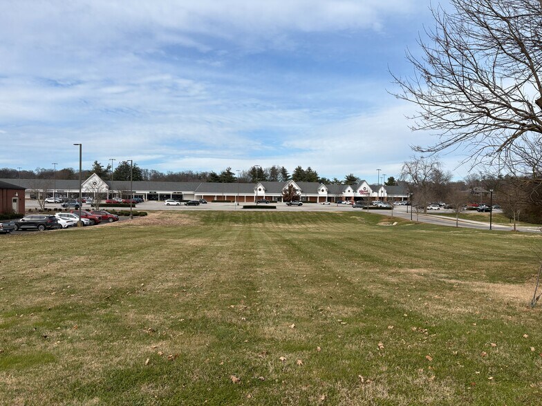 11513 Kingston Pike, Knoxville, TN à louer - Photo de l’immeuble – Image 2 sur 3