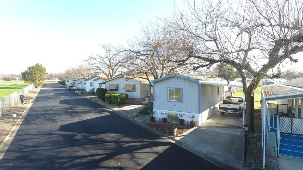 8255 State Highway 99E, Los Molinos, CA à vendre - Photo principale – Image 1 sur 7