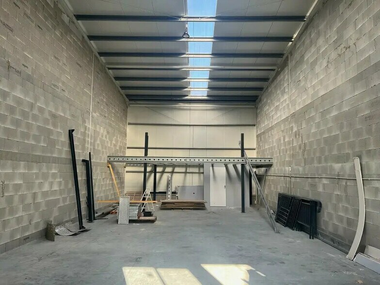 Local d’activités dans Pavilly à louer - Photo de l’immeuble – Image 2 sur 9