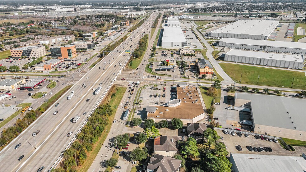 8125 N Sam Houston Pky W, Houston, TX à vendre - Photo de l’immeuble – Image 3 sur 26