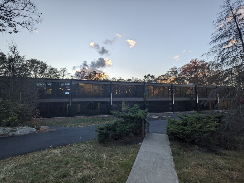 16 Sterling Lake Rd, Tuxedo Park, NY à louer - Photo de l’immeuble – Image 1 sur 25
