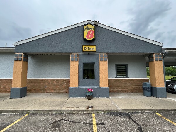 299 Adena Dr, Newcomerstown, OH à vendre - Photo de l’immeuble – Image 1 sur 25
