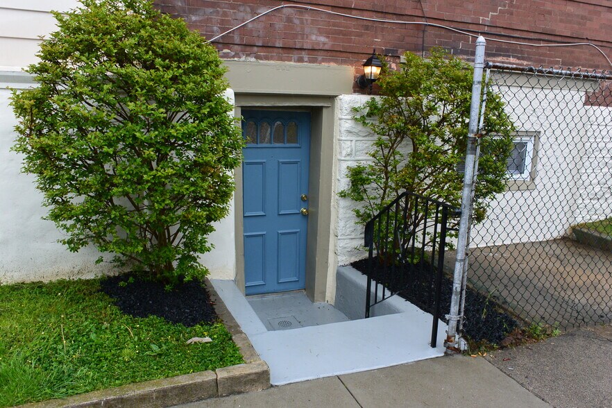 5862 Christian St, Philadelphia, PA à louer - Photo de l’immeuble – Image 2 sur 16