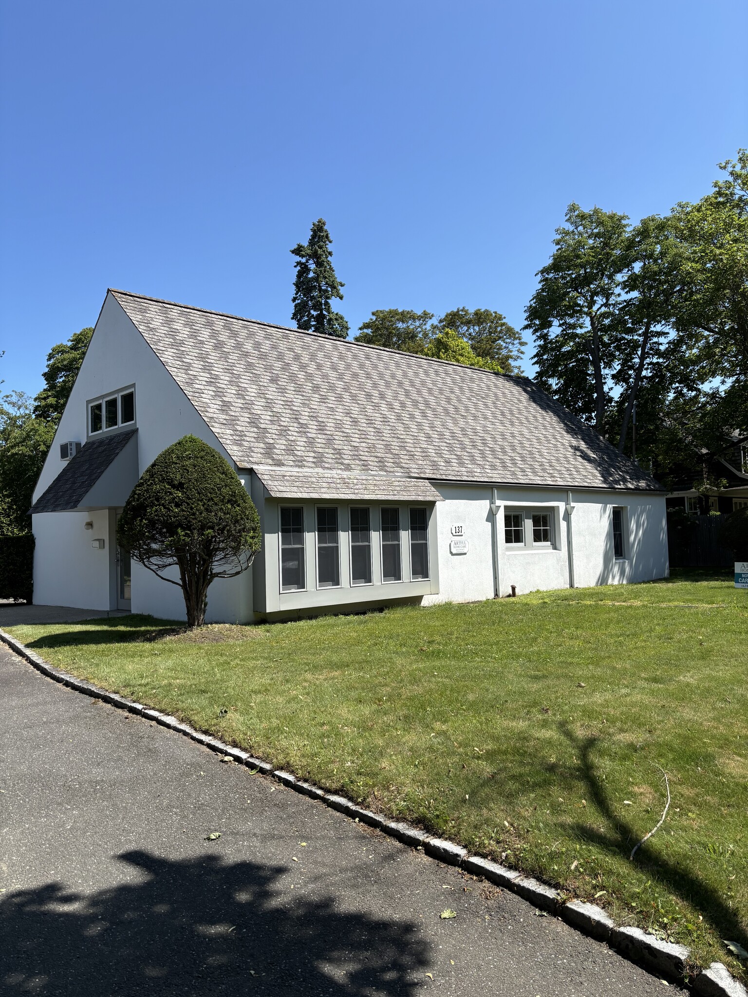 137 Hampton Rd, Southampton, NY à louer Photo de l’immeuble– Image 1 sur 8
