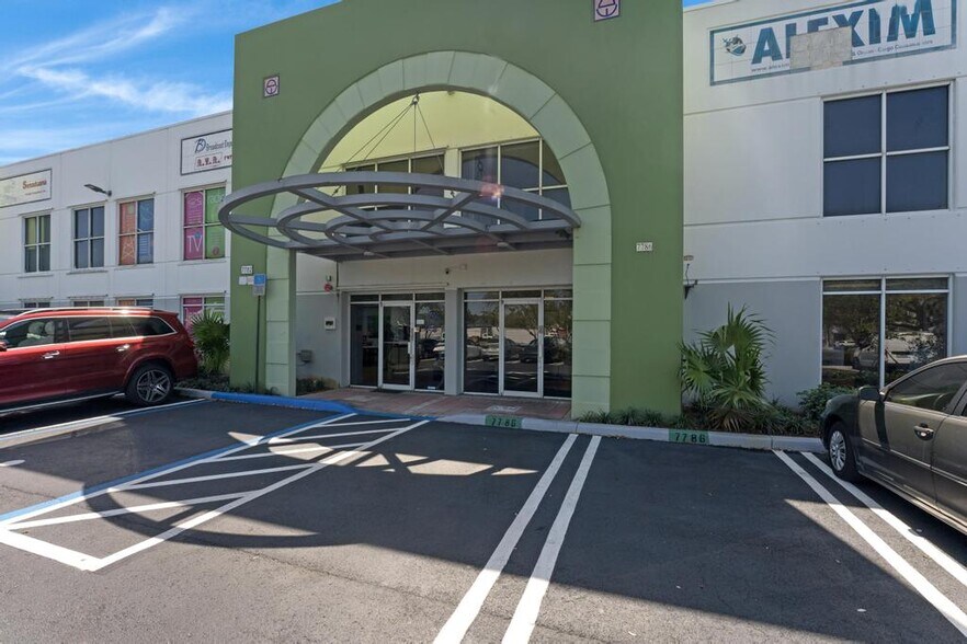 7701-7884 NW 46th St, Doral, FL à louer - Photo de l’immeuble – Image 2 sur 37