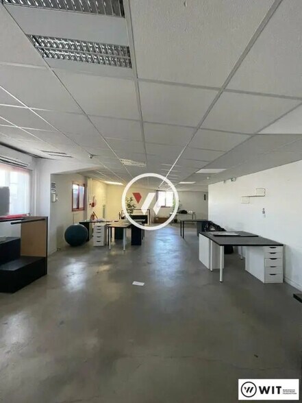 Local d’activités dans Marseille à louer - Photo de l’immeuble – Image 2 sur 10