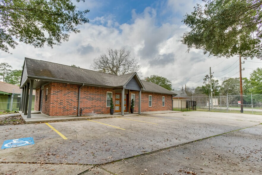 5905 Treaschwig Rd, Spring, TX à louer - Photo de l’immeuble – Image 3 sur 22