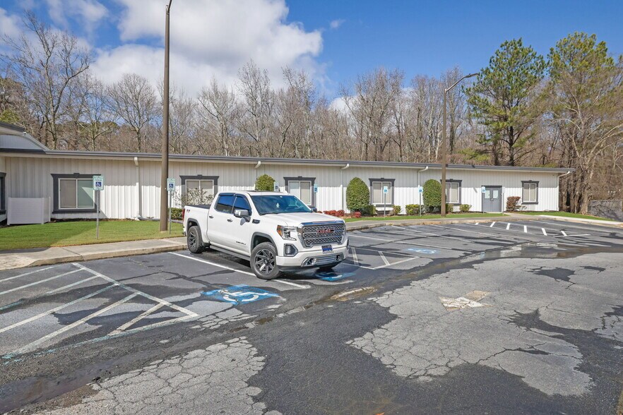 1370 Lockhart Dr, Kennesaw, GA à louer - Photo de l’immeuble – Image 3 sur 18