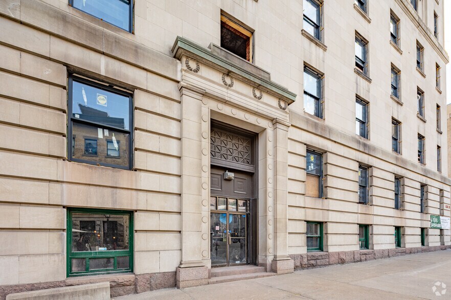 300 Rue Du Saint-Sacrement, Montréal, QC à louer - Photo de l’immeuble – Image 3 sur 5