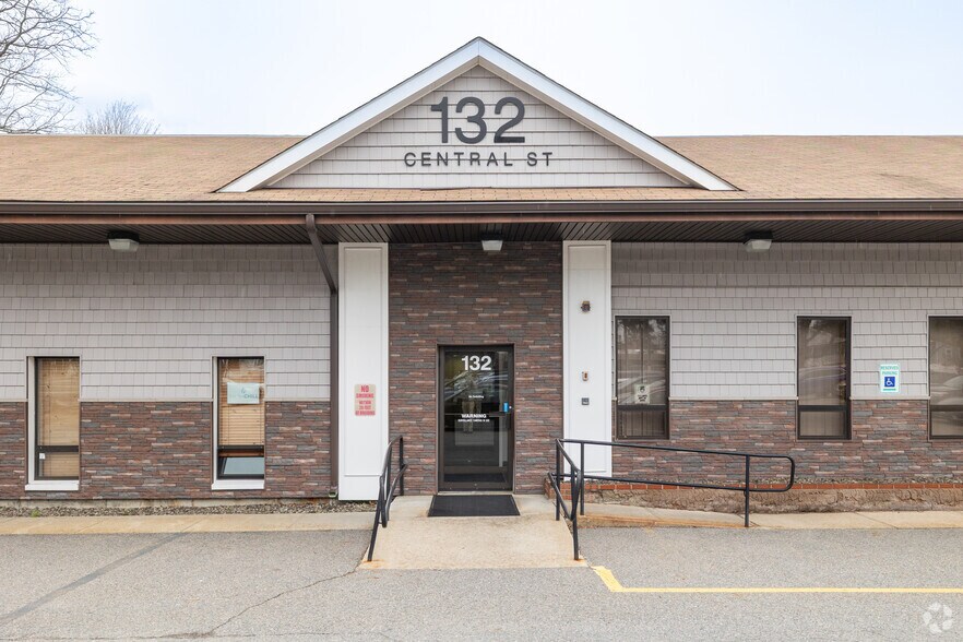 132 Central St, Foxborough, MA à vendre - Photo de l’immeuble – Image 2 sur 4