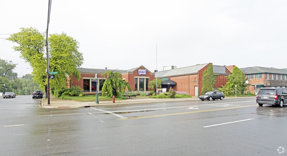 210 W University Dr, Rochester, MI à louer - Photo principale – Image 1 sur 20