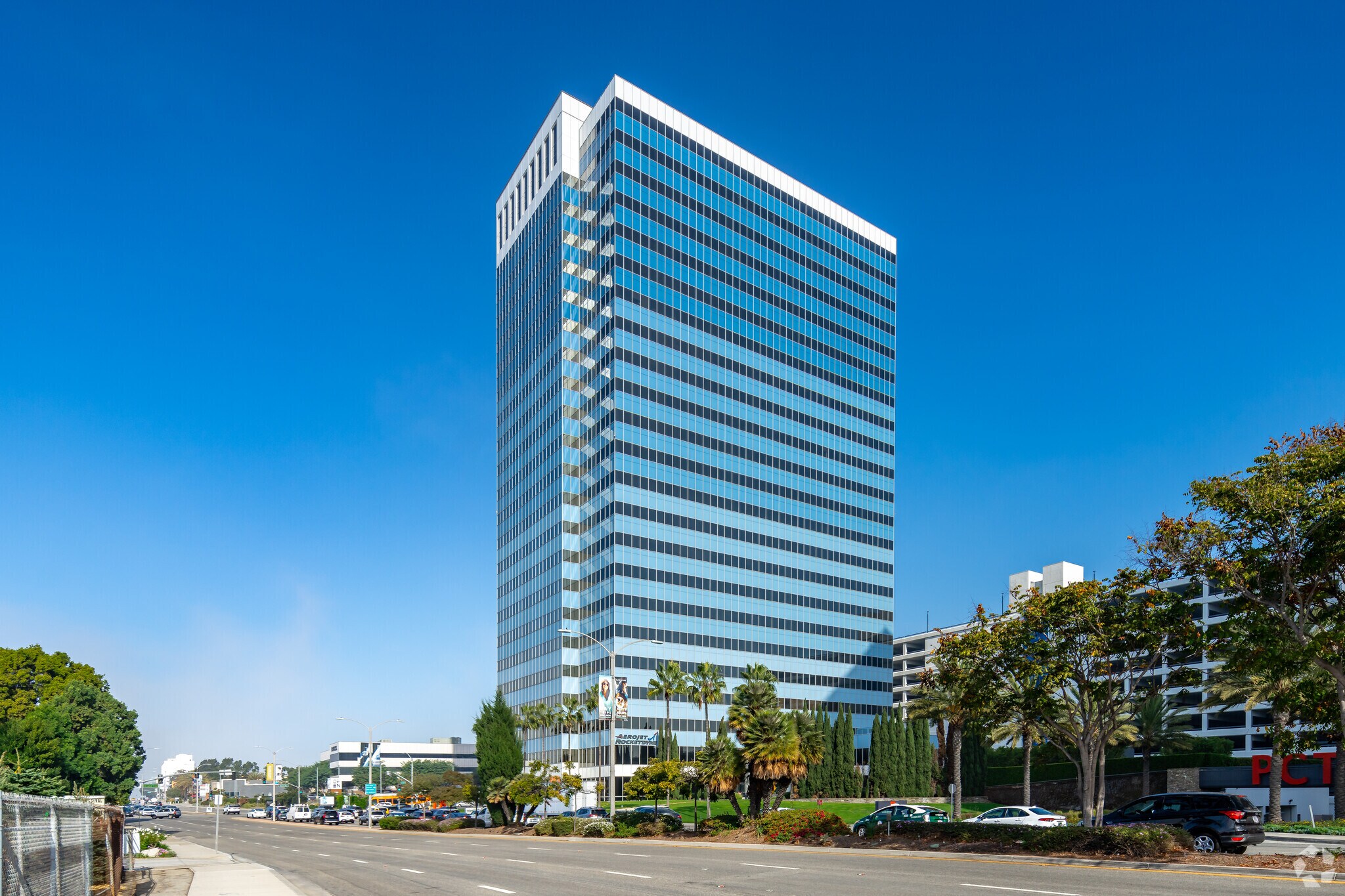 222 N Pacific Coast Hwy, El Segundo, CA à louer Photo de l’immeuble– Image 1 sur 5