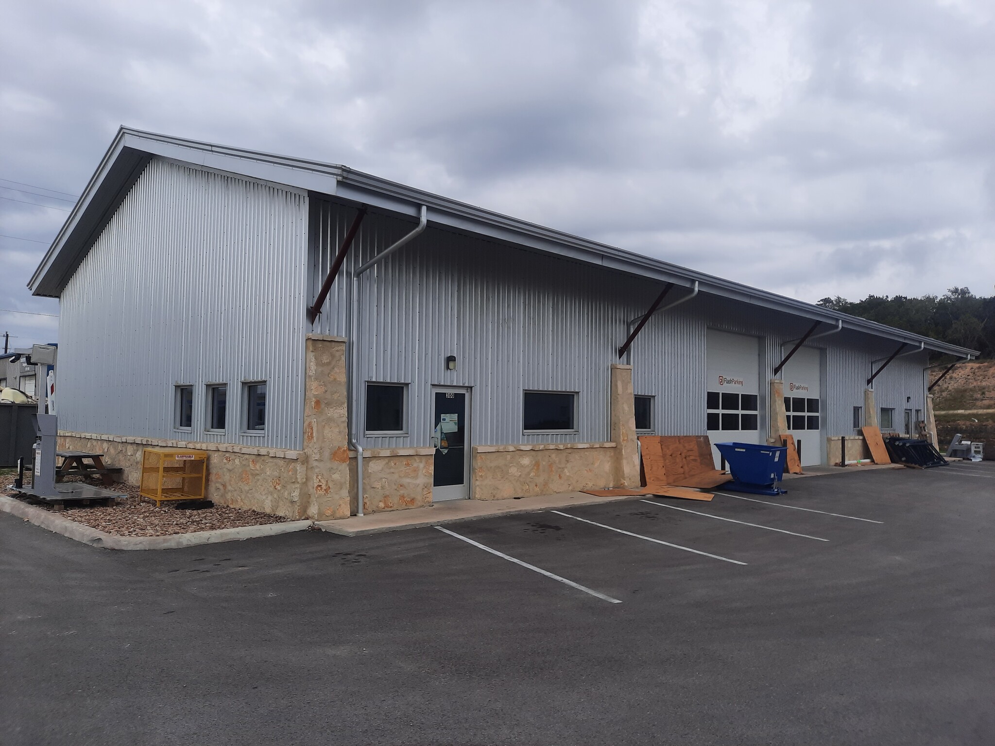 3992 E Highway 290, Dripping Springs, TX à louer Photo de l’immeuble– Image 1 sur 7