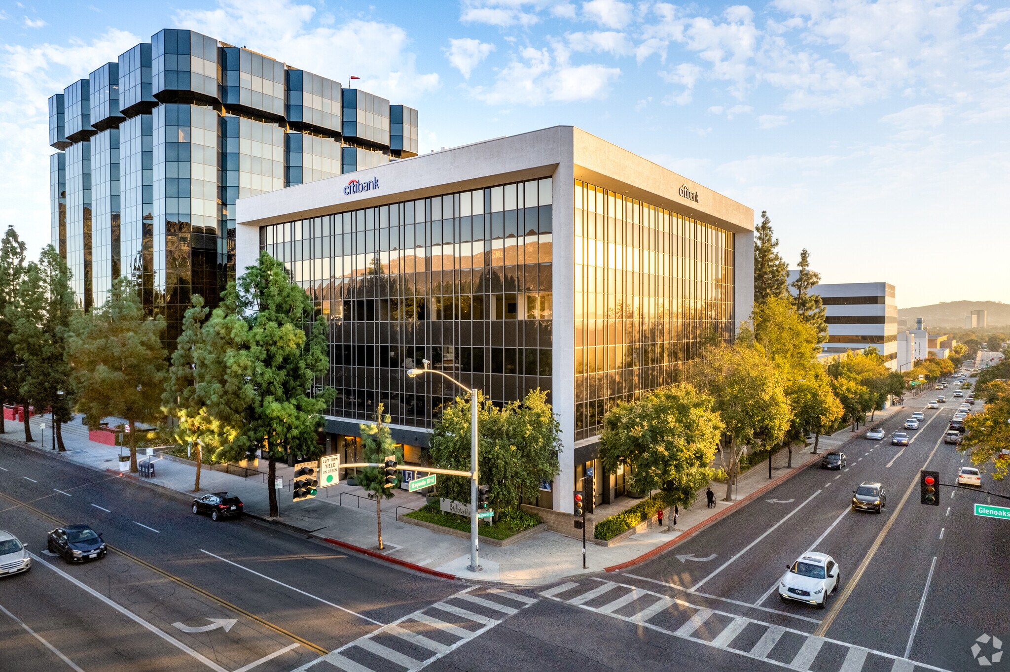 333 N Glenoaks Blvd, Burbank, CA à louer Photo de l’immeuble– Image 1 sur 14