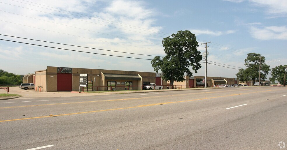 1844 W Division St, Arlington, TX à louer - Photo de l’immeuble – Image 2 sur 4
