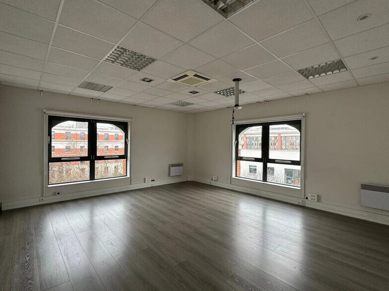 Bureau dans Reims à louer - Photo de l’immeuble – Image 1 sur 3