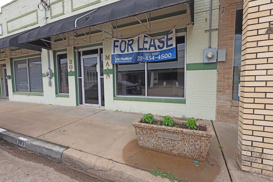 303 E Main St, Humble, TX à louer - Photo de l’immeuble – Image 3 sur 20
