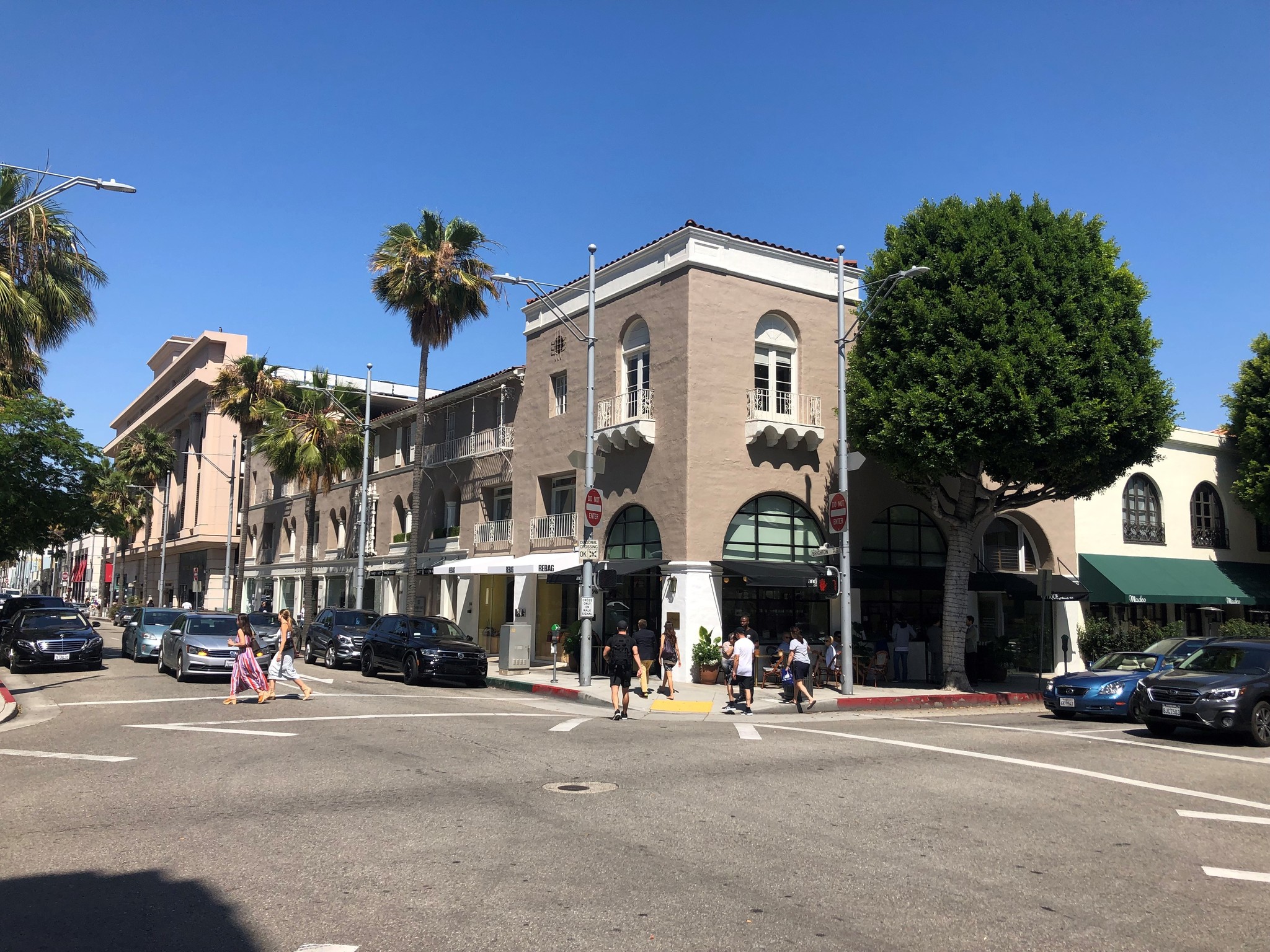 9528-9546 Brighton Way, Beverly Hills, CA à louer Photo de l’immeuble– Image 1 sur 15
