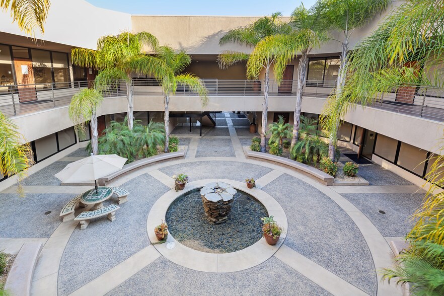 700 Garden View Ct, Encinitas, CA à louer - Photo de l’immeuble – Image 3 sur 6