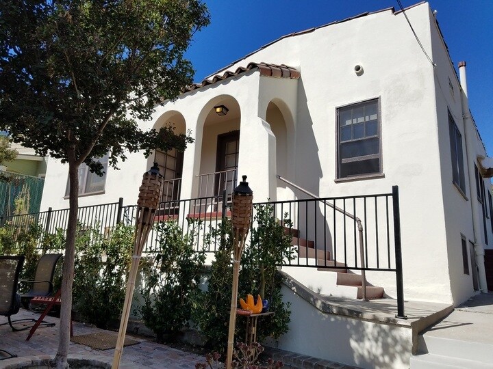 577 N Boylston St, Los Angeles, CA à vendre - Photo de l’immeuble – Image 3 sur 14