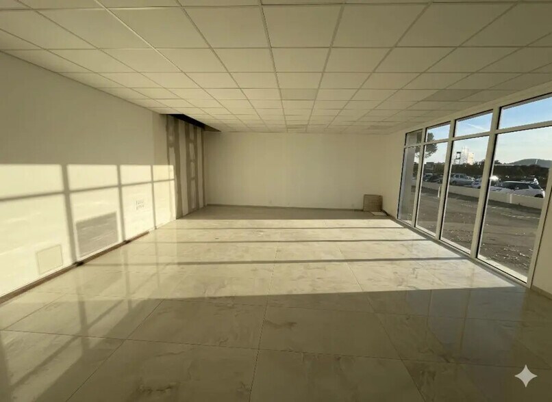 Local commercial dans Solliès-Pont à louer - Photo de l’immeuble – Image 2 sur 4