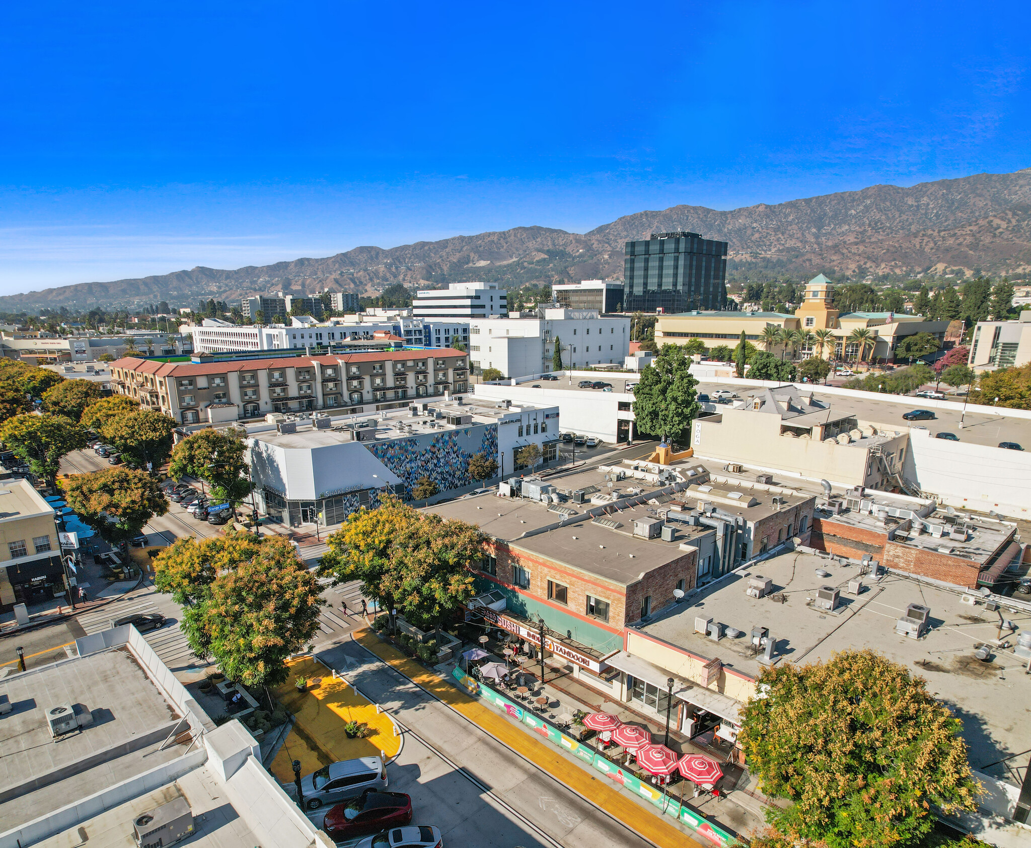 130-140 N San Fernando Blvd, Burbank, CA à louer Photo de l’immeuble– Image 1 sur 17