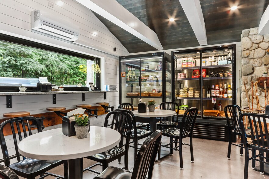 W4724 S Lakeshore Dr, Fontana-on-Geneva Lake, WI à vendre - Photo de l’immeuble – Image 2 sur 40