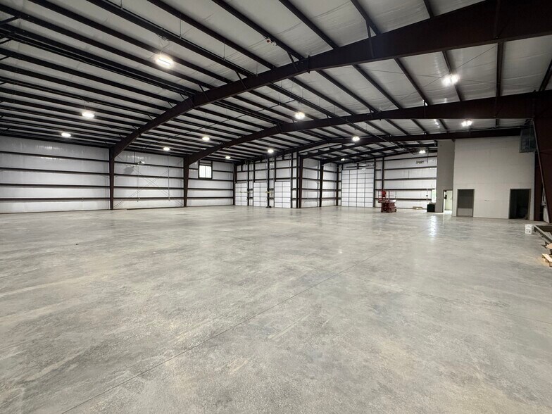 595 Kawneer dr, Springdale, AR à vendre - Photo de l’immeuble – Image 3 sur 40
