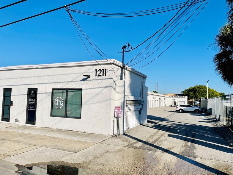 1211 Okeechobee Rd, West Palm Beach, FL à louer - Photo de l’immeuble – Image 2 sur 22