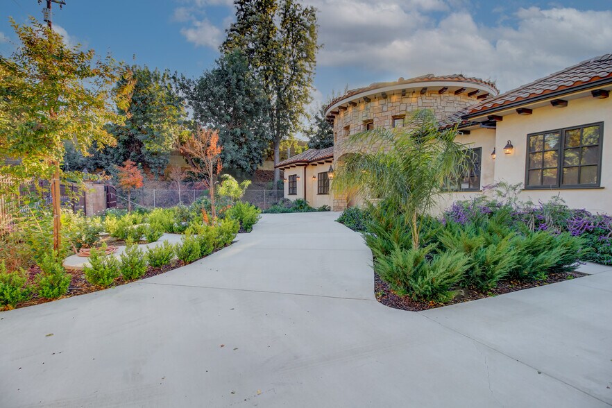 5647 Beckford Ave, Tarzana, CA à louer - Photo de l’immeuble – Image 3 sur 12
