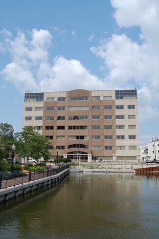 Plus de détails pour 120 N Commercial St, Neenah, WI - Bureau à louer