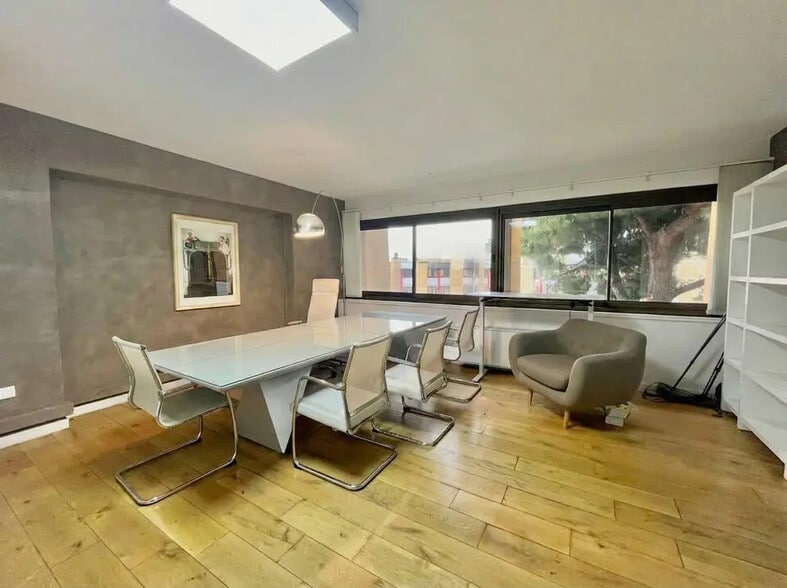 Bureau dans Saint-Laurent-du-Var à louer - Photo de l’immeuble – Image 1 sur 6