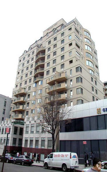 133-47 Sanford Ave, Flushing, NY à vendre - Photo de l’immeuble – Image 1 sur 10