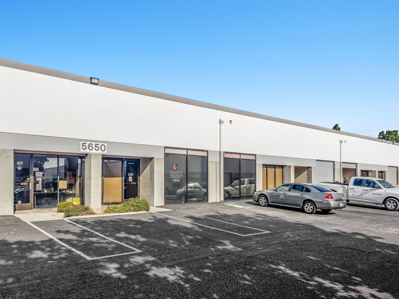 5640 District Blvd, Bakersfield, CA à louer - Photo de l’immeuble – Image 3 sur 12