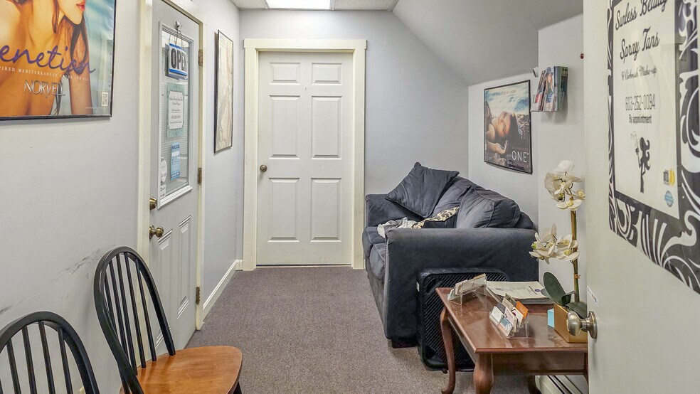120 S Main St, West Lebanon, NH à louer - Hall d’entrée – Image 2 sur 11