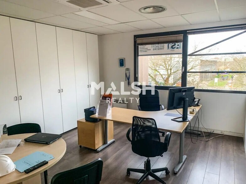 Bureau dans Bron à louer - Photo de l’immeuble – Image 2 sur 8