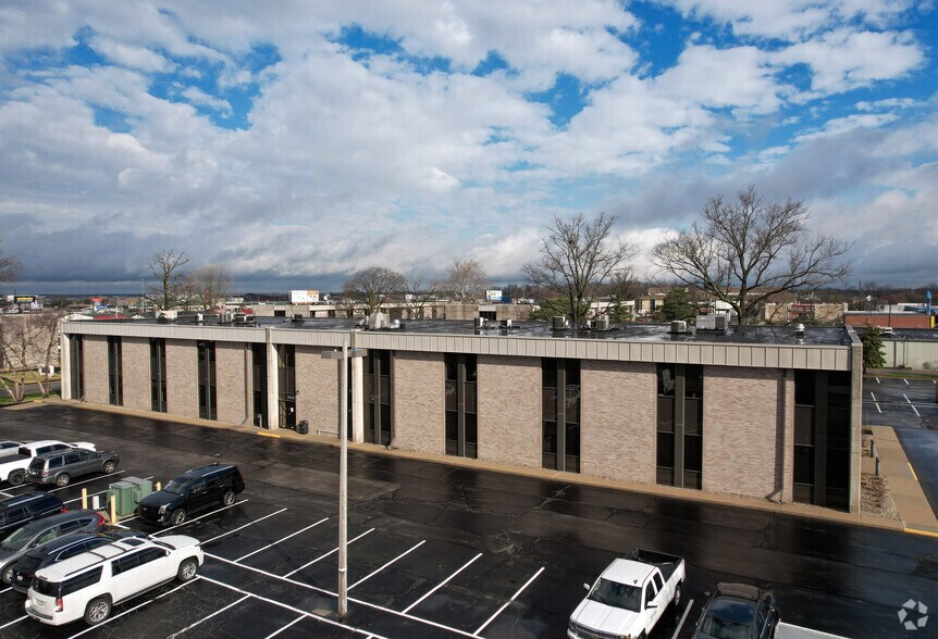 6525 E 82nd St, Indianapolis, IN à louer - Photo de l’immeuble – Image 1 sur 4