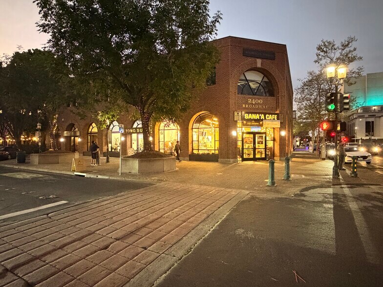 2400 Broadway, Redwood City, CA à vendre - Photo de l’immeuble – Image 3 sur 12