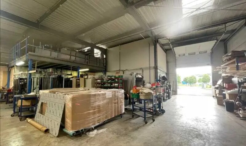 Local d’activités dans Lozanne à louer - Photo de l’immeuble – Image 3 sur 4