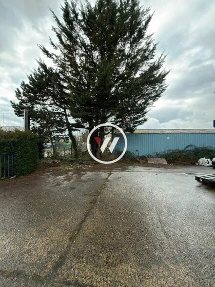 Local d’activités dans Champagne-sur-Oise à louer - Photo principale – Image 2 sur 8