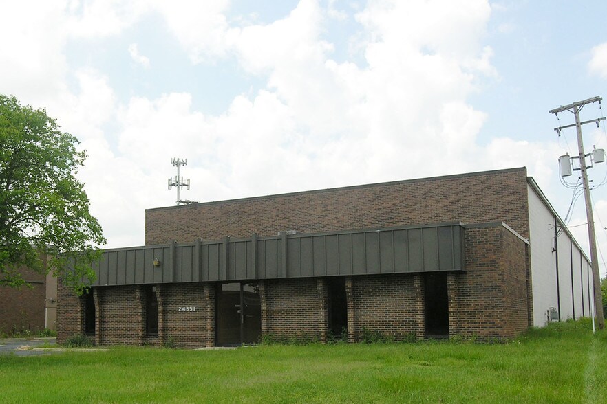 24351 Indoplex Cir, Farmington Hills, MI à vendre - Photo de l’immeuble – Image 2 sur 8