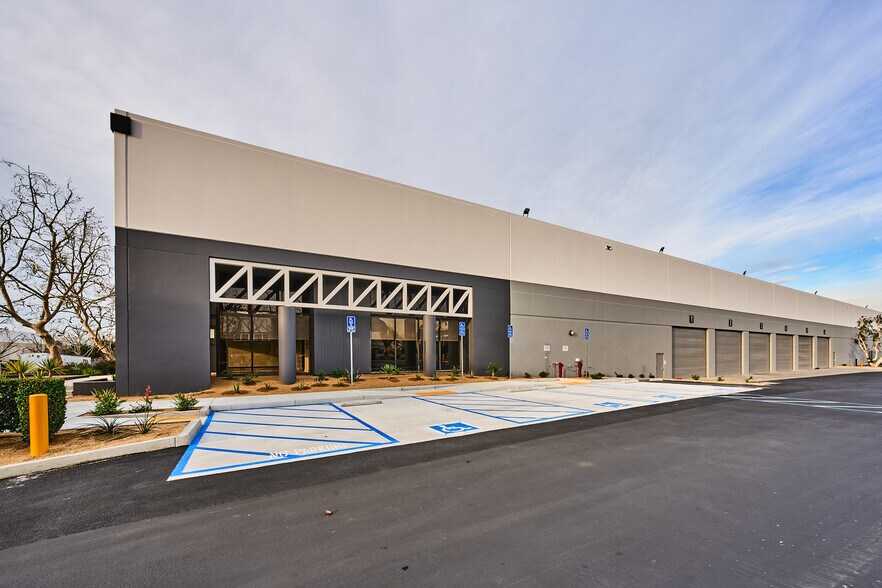 1175 Aviation Pl, San Fernando, CA à louer - Photo de l’immeuble – Image 3 sur 16