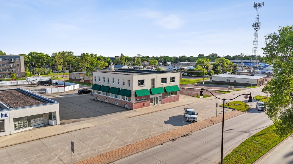 133 W Main Ave, West Fargo, ND à vendre - Photo de l’immeuble – Image 2 sur 21