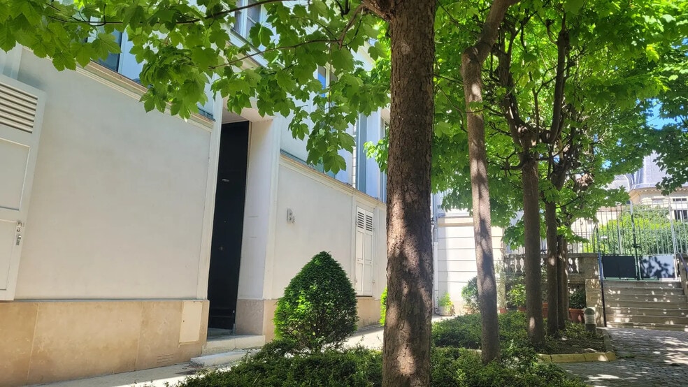 11 Rue Chateaubriand, Paris à vendre - Photo de l’immeuble – Image 2 sur 11