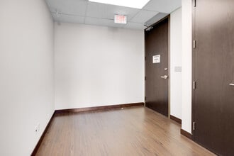 700 Dorval Dr, Oakville, ON à louer Photo intérieure– Image 2 sur 13