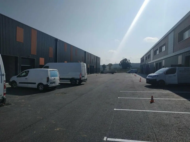 Local d'activités dans Vaulx-Milieu à vendre - Photo de l’immeuble – Image 1 sur 7
