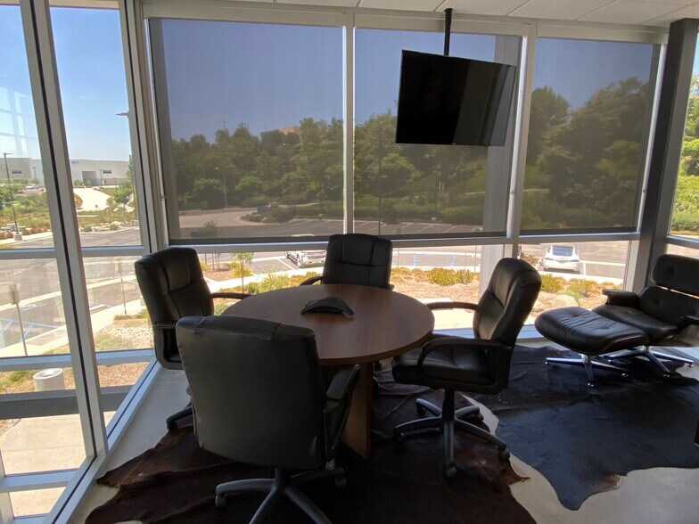 2870 Whiptail Loop, Carlsbad, CA à louer - Photo de l’immeuble – Image 3 sur 12