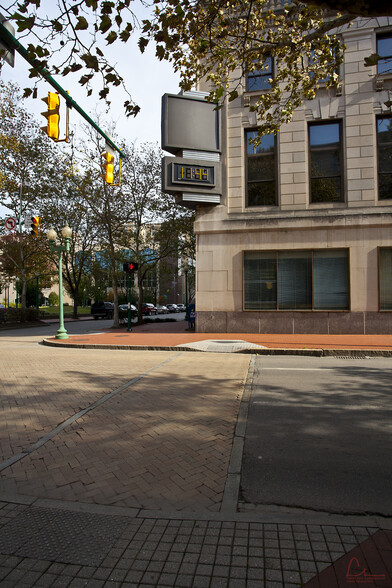300 Capitol St, Charleston, WV à louer - Photo de l’immeuble – Image 2 sur 11