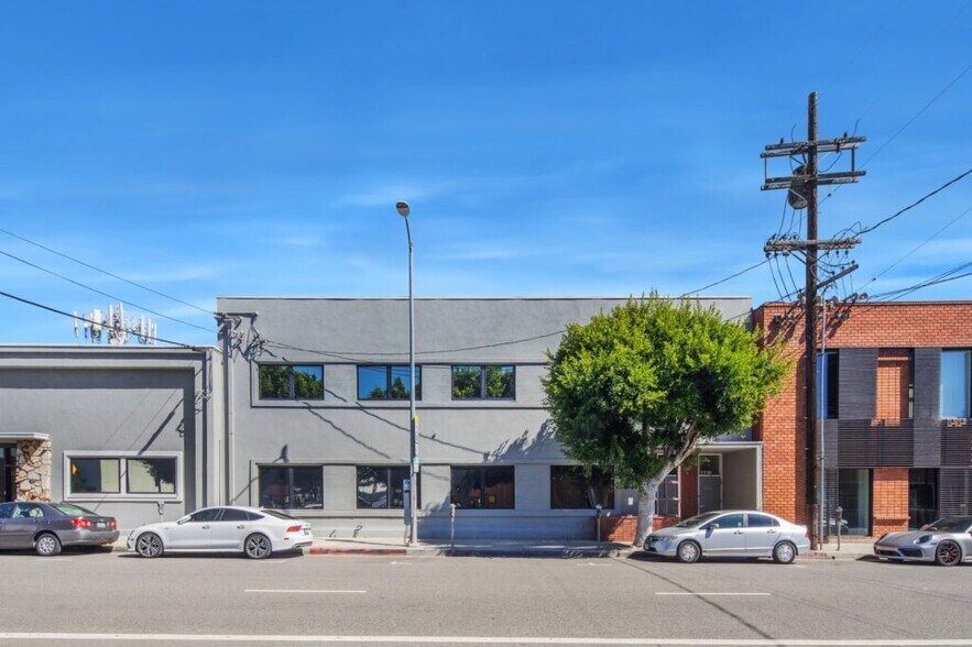 2230 S Barrington Ave, Los Angeles, CA à louer - Photo de l’immeuble – Image 1 sur 5