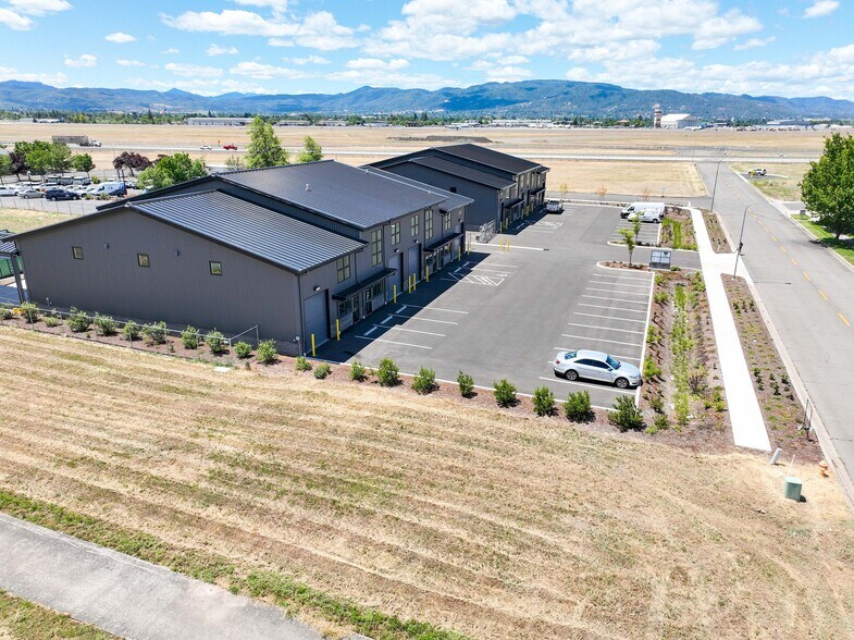 2016 Commerce, Medford, OR à louer - Photo de l’immeuble – Image 3 sur 12
